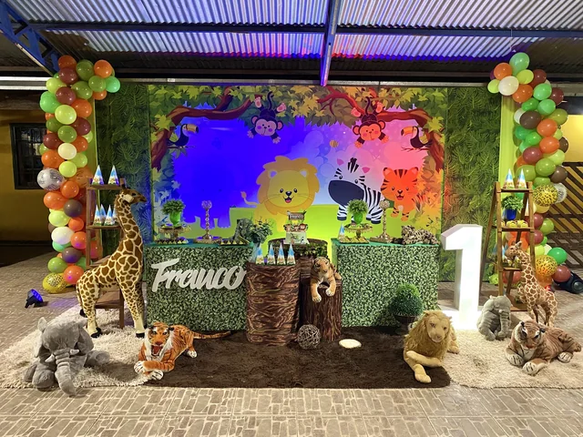 Decoración de cumpleaños de un año con temática de safari, globos y animales de peluche