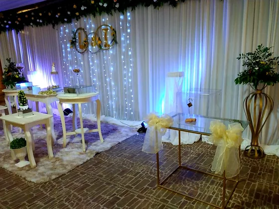 Ambientación en blanco con luces y mesas de vidrio