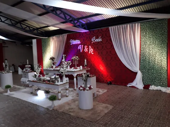 Mesa dulce con fondo rojo y cortinas blancas